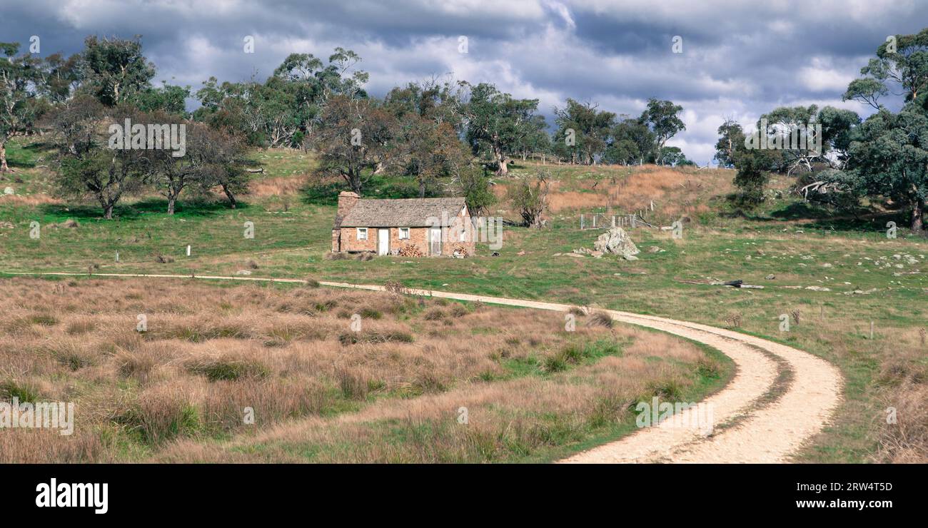 Un bâtiment rural typiquement australien dans les Snowy Mountains près de Jindayne par une journée orageuse en Nouvelle-Galles du Sud, en Australie Banque D'Images