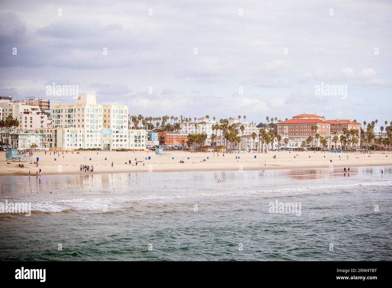 Maisons et condos bordent le front de mer de Santa Monica près de la jetée de Santa Monica à Los Angeles, Californie, USA Banque D'Images