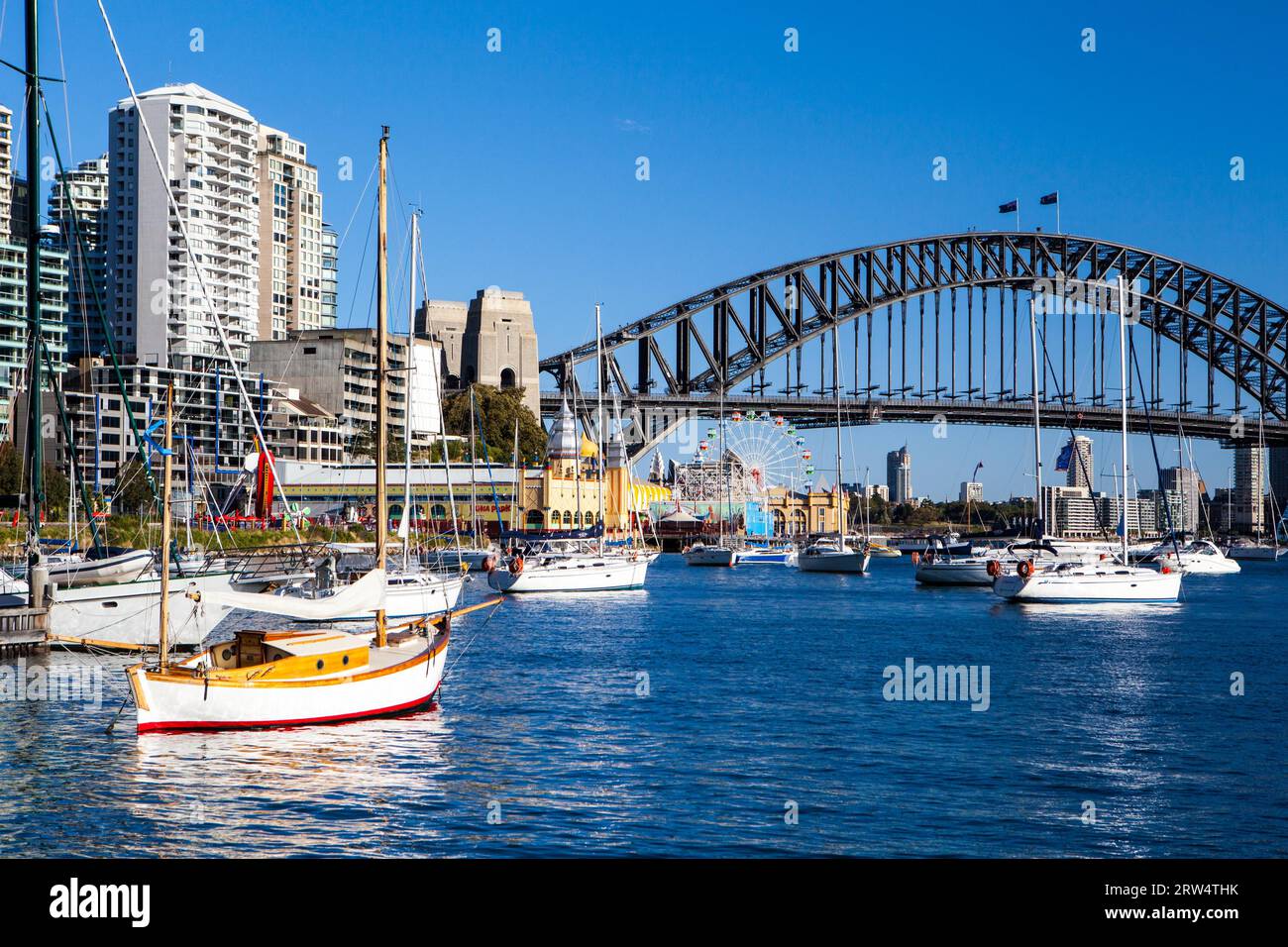 La vue sur la baie de lavande de Quiberie Parc en direction de Sydney Harbour Bridge à Sydney, Australie Banque D'Images