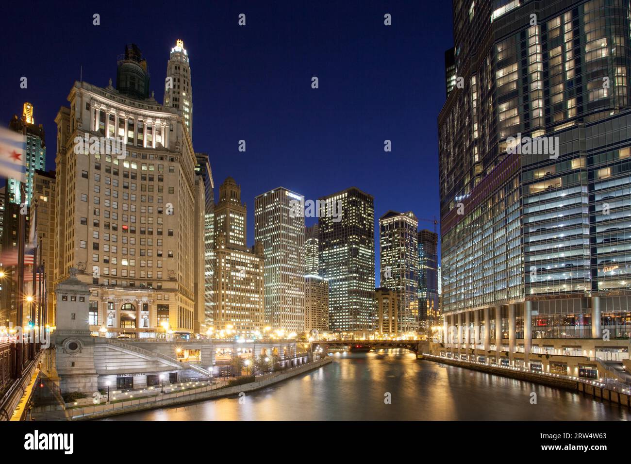 Chicago, États-Unis, 19 novembre 2013 : Chicago River au crépuscule depuis le bâtiment Wrigley en direction de Lower Wacker Drive Banque D'Images