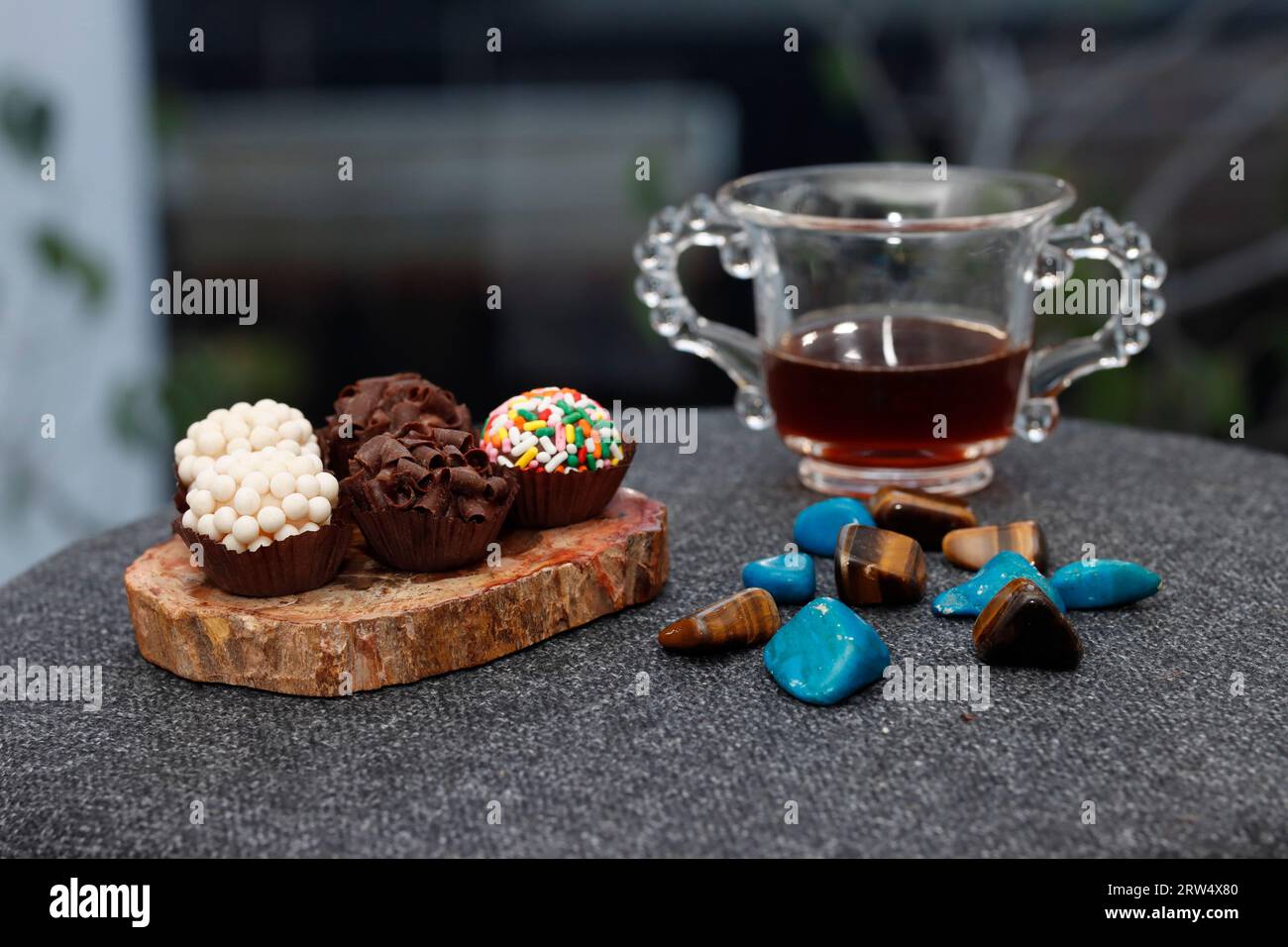 Brigadeiros sur un plateau avec une tasse de café. Banque D'Images