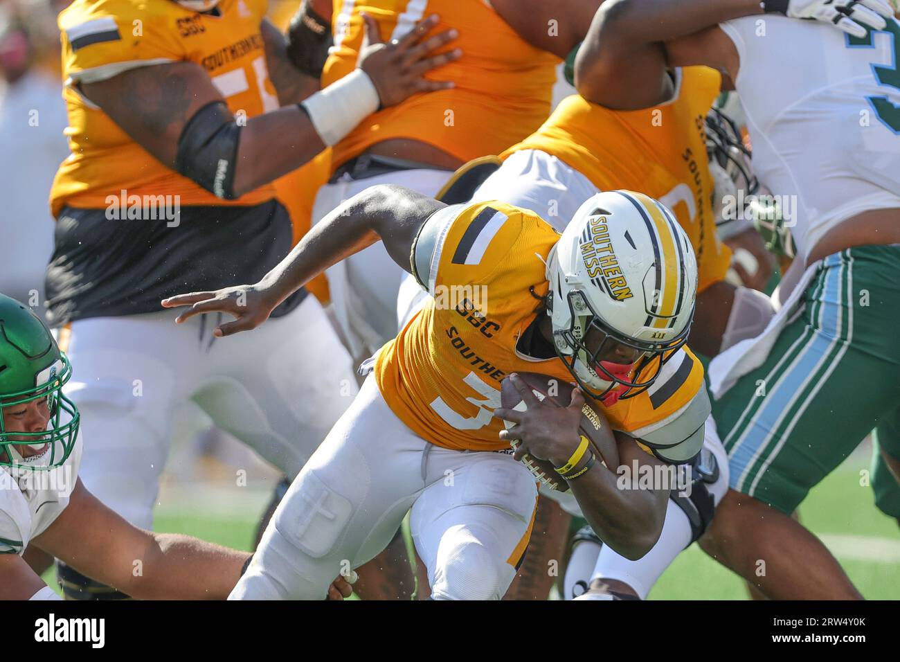 Le 16 SEPTEMBRE 2023 : le coureur arrière de Southern Miss Golden Eagles Frank Gore Jr. (3 ans) tisse la ligne lors d'un match de football universitaire entre la Tulane Green Wave et les Southern Miss Golden Eagles au M.M. Roberts Stadium à Hattiesburg, Mississippi. Bobby McDuffie/CSM Banque D'Images