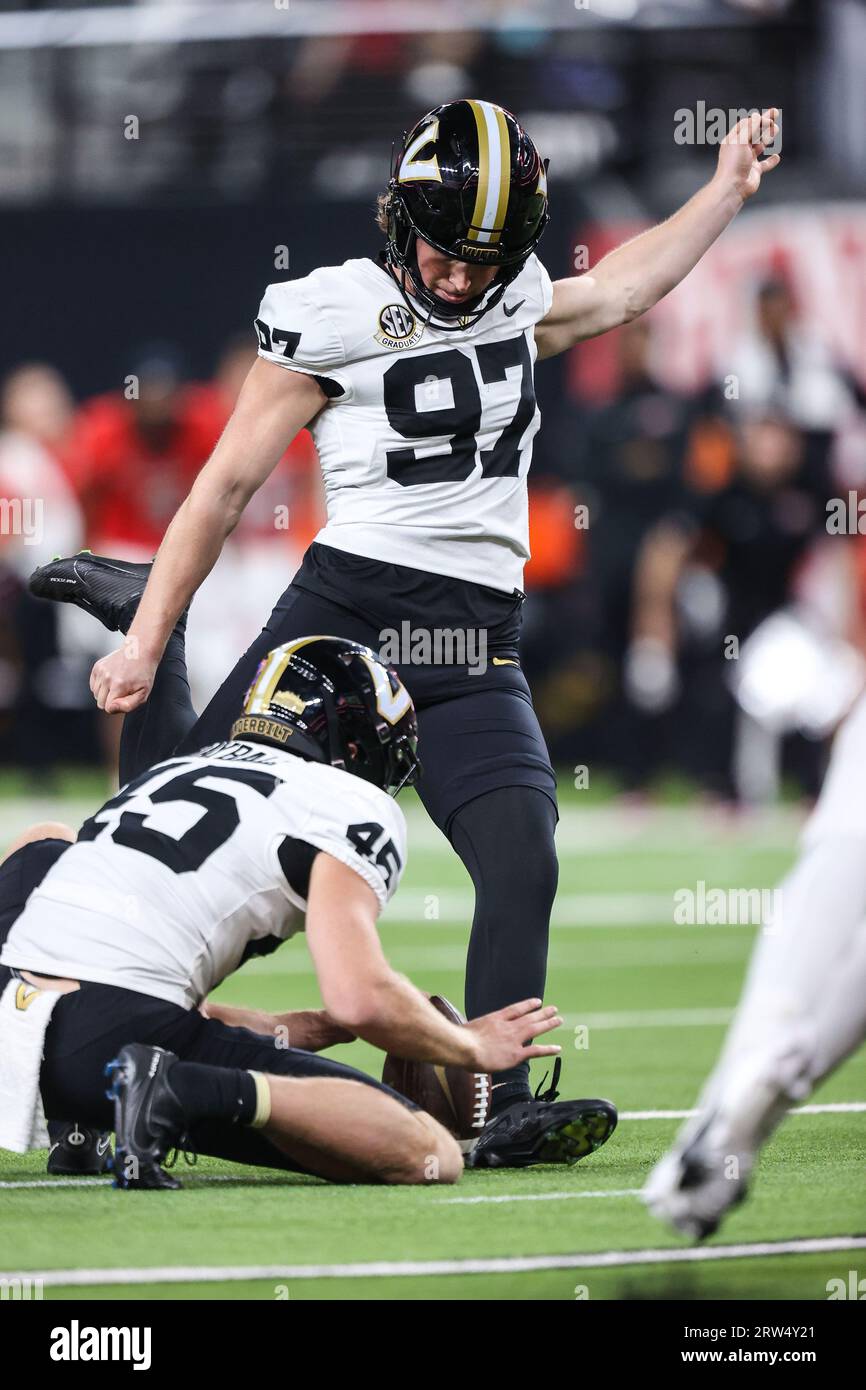Las Vegas, NV, États-Unis. 16 septembre 2023. Le kicker Jacob Borcila (97) de Vanderbilt Commodores place tente un field goal pendant la seconde moitié du match de football universitaire mettant en vedette les Commodores Vanderbilt et les rebelles de l'UNLV au Allegiant Stadium de Las Vegas, Nevada. Christopher Trim/CSM/Alamy Live News Banque D'Images Las Vegas, NV, États-Unis. 16 septembre 2023. Le kicker Jacob Borcila (97) de Vanderbilt Commodores place tente un field goal pendant la seconde moitié du match de football universitaire mettant en vedette les Commodores Vanderbilt et les rebelles de l'UNLV au Allegiant Stadium de Las Vegas, Nevada. Christopher Trim/CSM/Alamy Live News Banque D'Images
