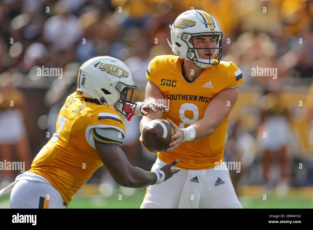 16 SEPTEMBRE 2023 : Billy Wiles (8), quarterback de Southern Miss Golden Eagles, cède la main au running back Frank Gore Jr. (3) lors d'un match de football universitaire entre la Tulane Green Wave et les Southern Miss Golden Eagles au M.M. Roberts Stadium à Hattiesburg, Mississippi. Bobby McDuffie/CSM (image de crédit : © Bobby McDuffie/Cal Sport Media) Banque D'Images