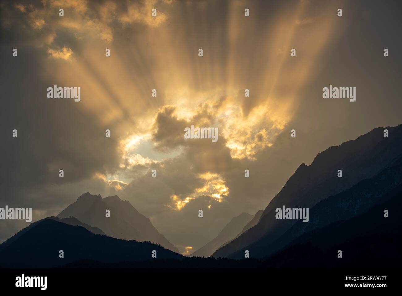 Petit et grand jet de mendiant au coucher du soleil, montagnes Karwendel, Tyrol, Autriche Banque D'Images