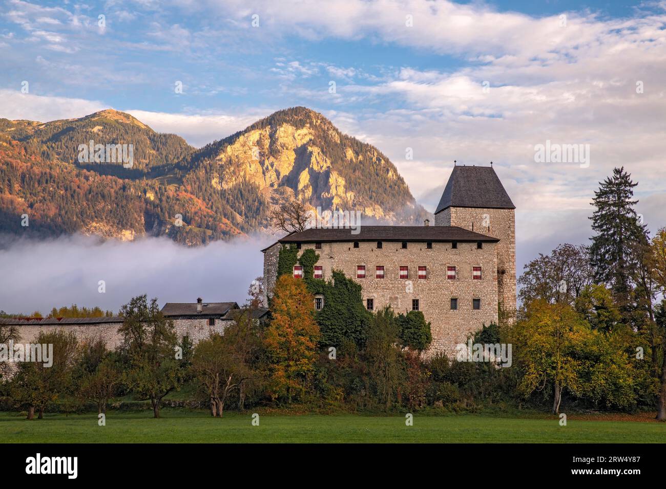 Château de Lichtwerth en automne, Brixlegg, Tyrol, Autriche Banque D'Images