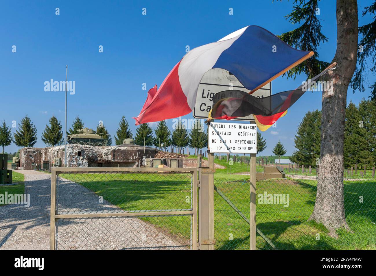 Esch Casemate dans le cadre de l'ancienne ligne Maginot. Ici, la zone d'entrée avec bunker et char M4 Sherman, Hatten, Alsace, France Banque D'Images