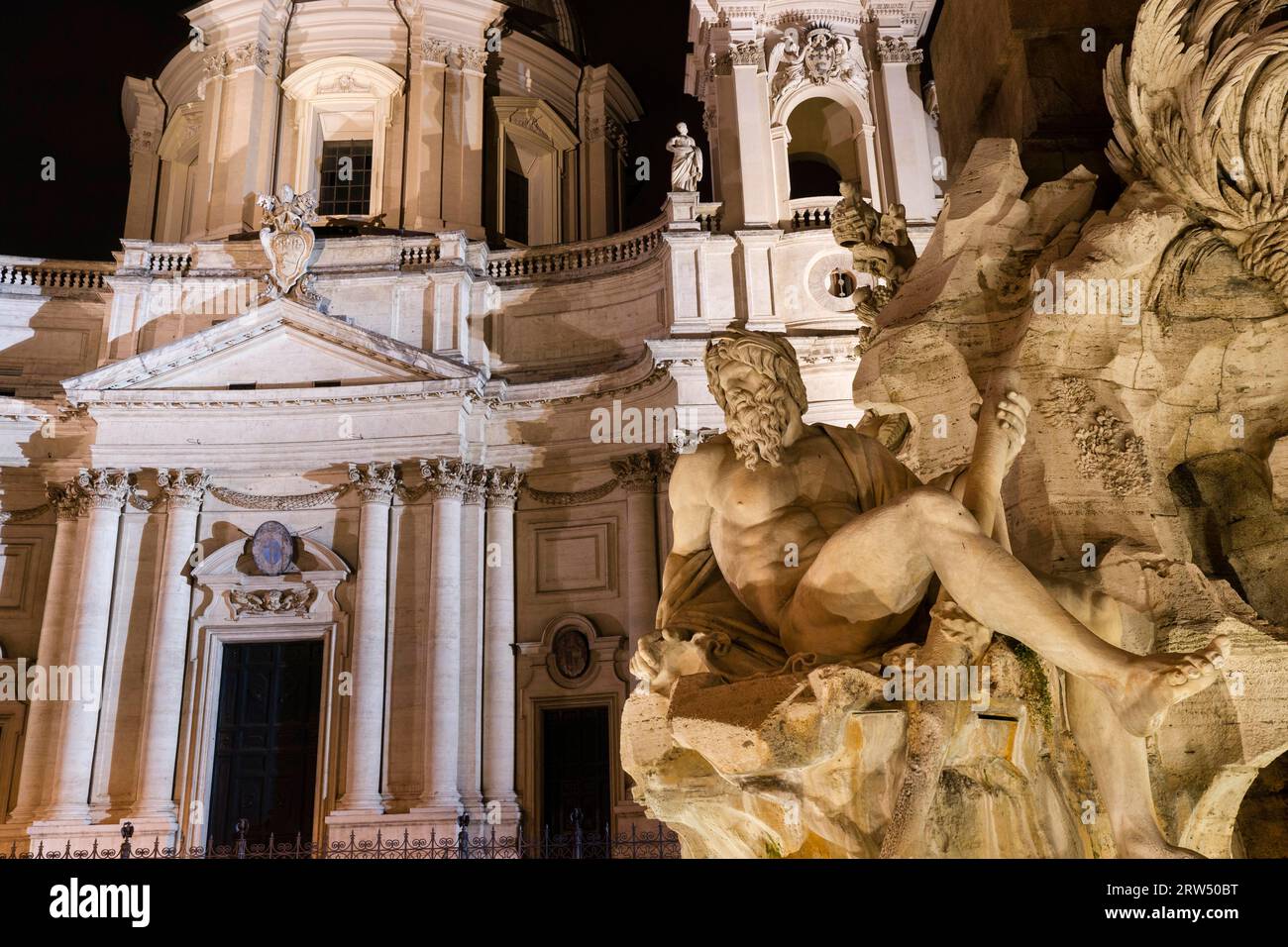 Fontana dei Quattro Fiumi, Fontaine des quatre Rivières de Gian Lorenzo Bernini, détail, sculpture du dieu du fleuve Gange. En arrière-plan, le Banque D'Images