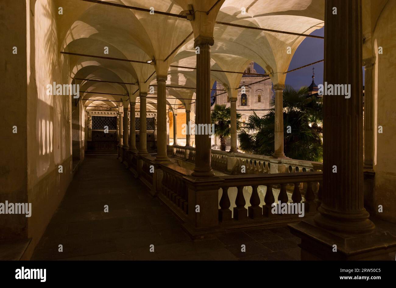 Arcades, chapelles, église, accès à l'escalier Saint sur le Mont Sacré, Sacro Monte di Varallo, Renaissance, nuit, Varallo Sesia, province de Banque D'Images