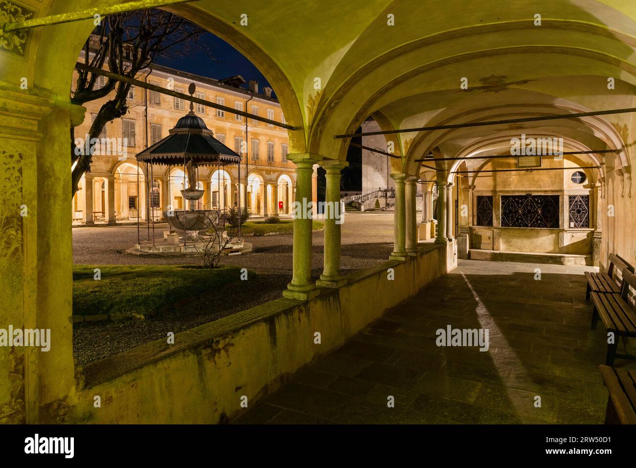 Arcades, chapelles et fontaines sur le Mont Sacré, Sacro Monte di Varallo, Renaissance, nuit, Varallo Sesia, province de Vercelli Piémont Banque D'Images