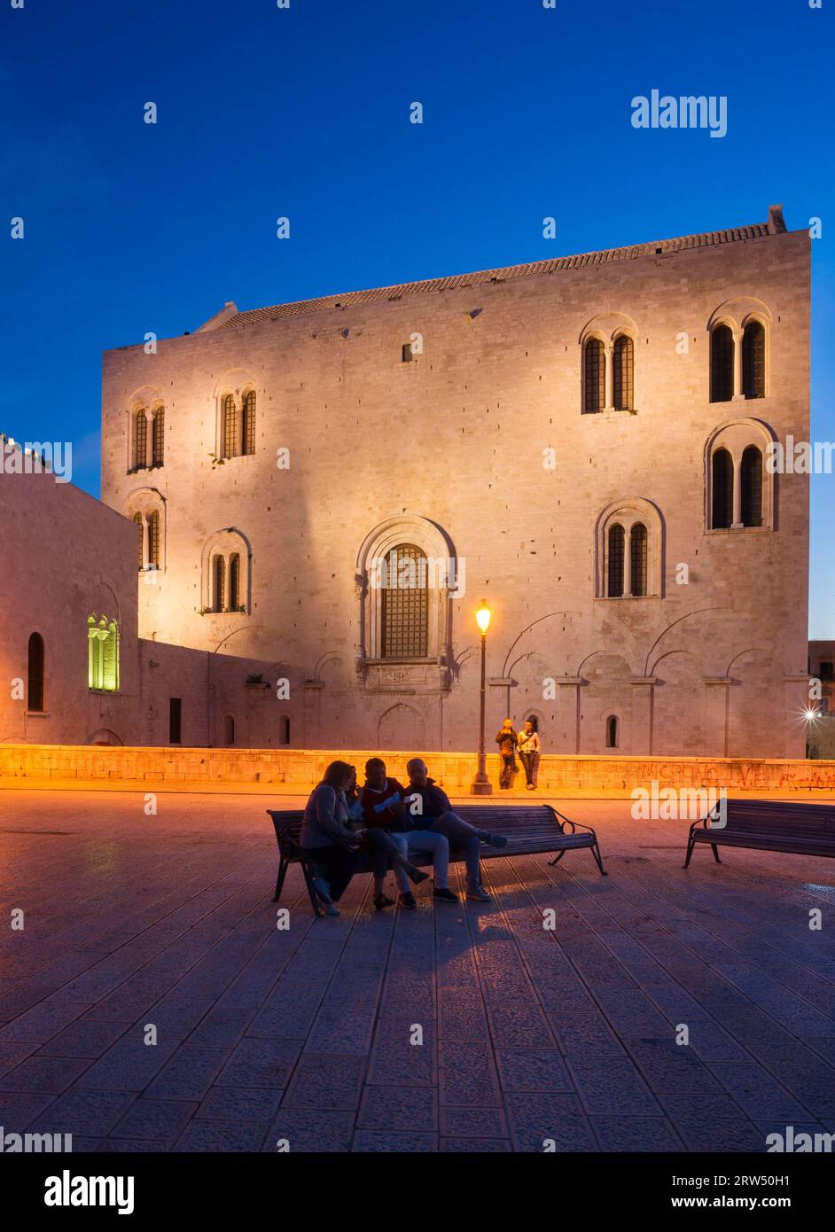 Travaux de l'est de la cathédrale Basilique San Nicola, début de la construction 1087, roman, heure bleue, Bari, Pouilles, Italie Banque D'Images