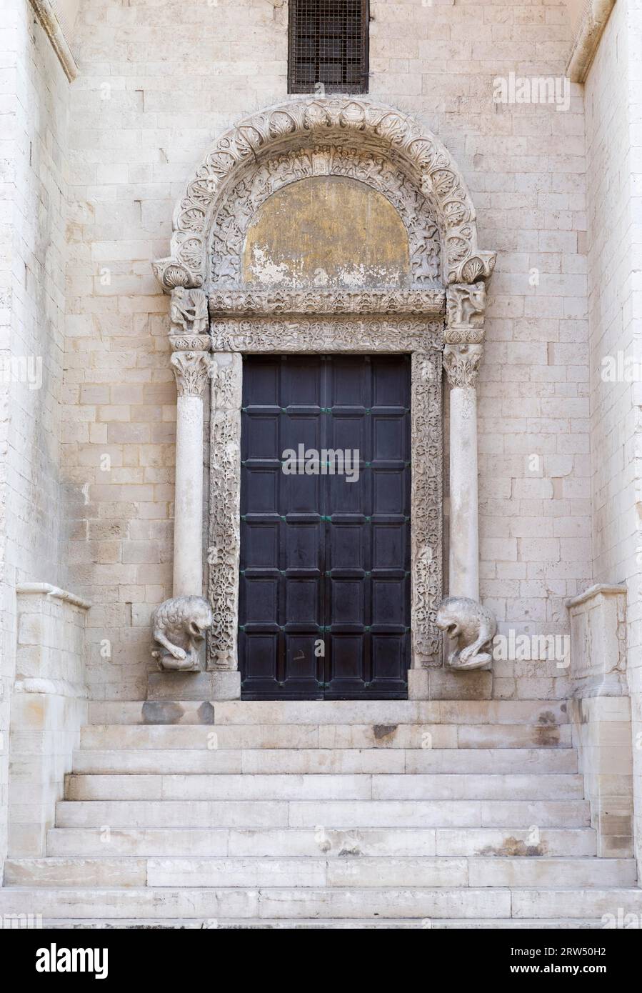 Le portail du lion, Torre dei Leoni, archivolte avec représentation, prenant d'assaut un château, réalisé vers 1100, roman, Basilique San Nicola, Bari, Pouilles Banque D'Images