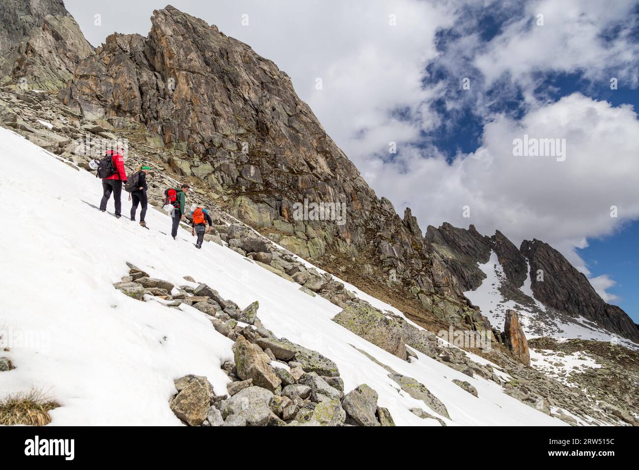 Goscheneralp, Suisse, 24 mai 2014 : groupe de personnes qui font de la randonnée dans la neige dans les Alpes suisses Banque D'Images