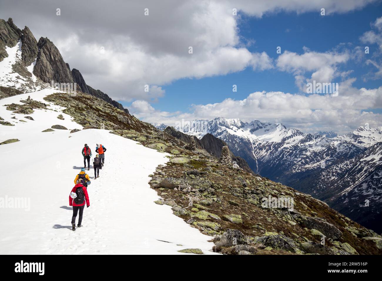 Goscheneralp, Suisse, 24 mai 2014 : groupe de personnes qui font de la randonnée dans la neige dans les Alpes suisses Banque D'Images