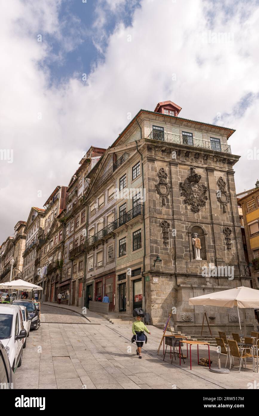 Porto, Portugal, 26 avril 2014 : vue des façades, ruelle et maisons traditionnelles dans la vieille ville historique de Ribeira et le long du fleuve Douro, Porto Banque D'Images