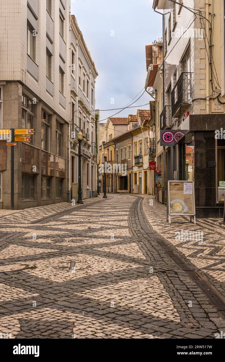 Aveiro, Portugal, 26 avril 2014 : rues et façades d'Aveiro, la venise portugaise. Aveiro, Portugal Banque D'Images