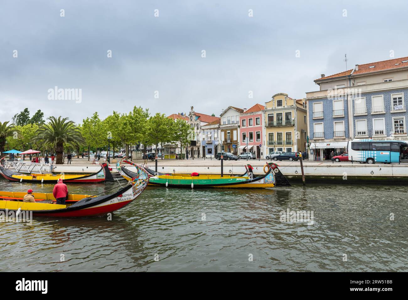 Aveiro, Portugal, 26 avril 2014 : le bateau Moliceiro navigue le long du canal central à Aveiro, Portugal Banque D'Images