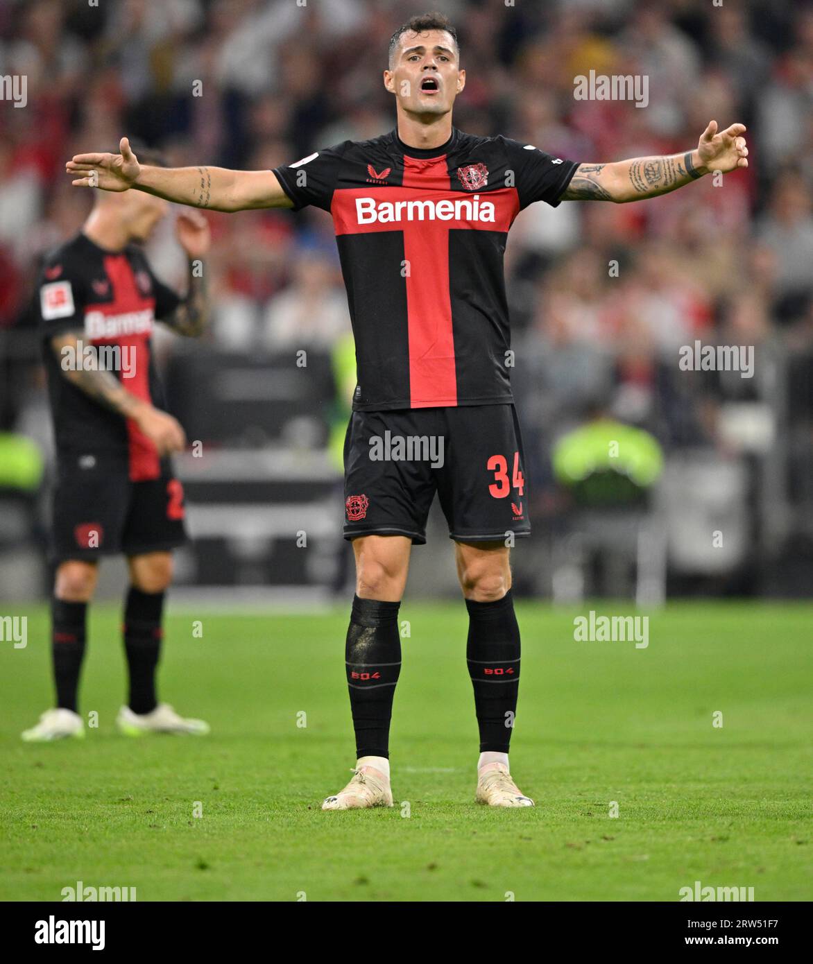 Déception déçu après avoir raté un but chance, geste, geste, granit Xhaka Bayer 04 Leverkusen (34) Alejandro Grimaldo Bayer 04 Leverkusen Banque D'Images