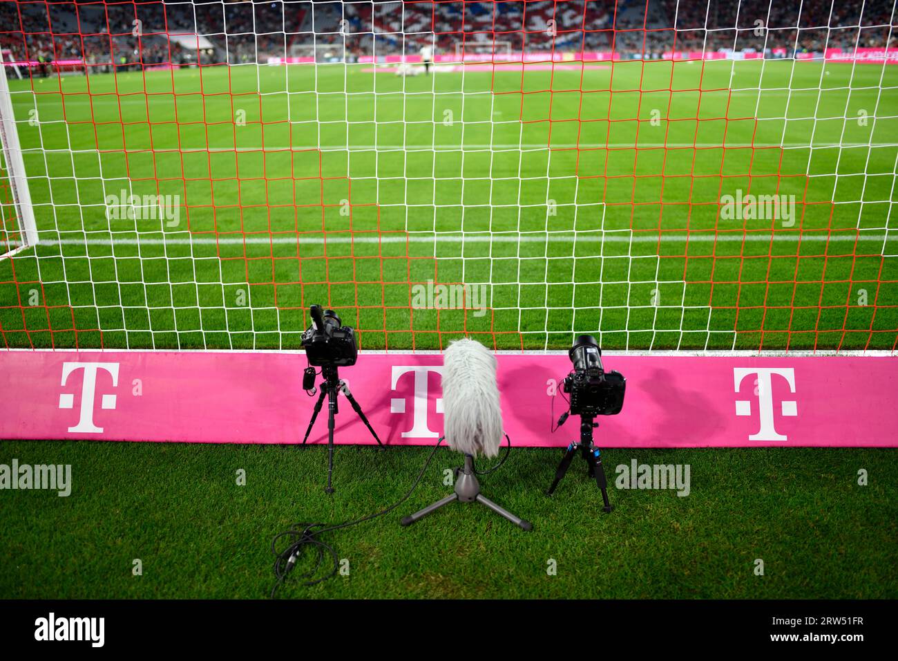 Caméras de but arrière, logo Telekom, filet de but, Allianz Arena, Munich, Bavière, Allemagne Banque D'Images