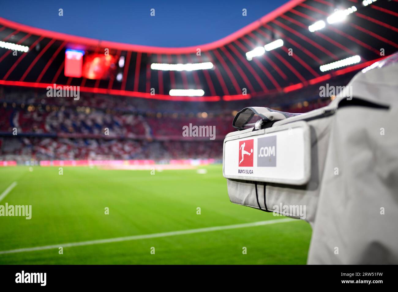 Caméra TV, logo Bundesliag.com, sportcast, heure bleue, Allianz Arena, Munich, Bavière, Allemagne Banque D'Images