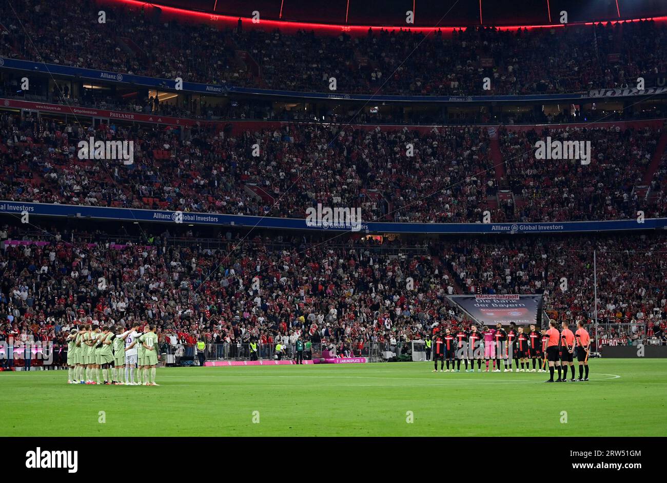 Minute de silence pour les victimes des catastrophes naturelles au Maroc et en Libye, FC Bayern Munich vs Bayer 04 Leverkusen, Allianz Arena, Munich Banque D'Images