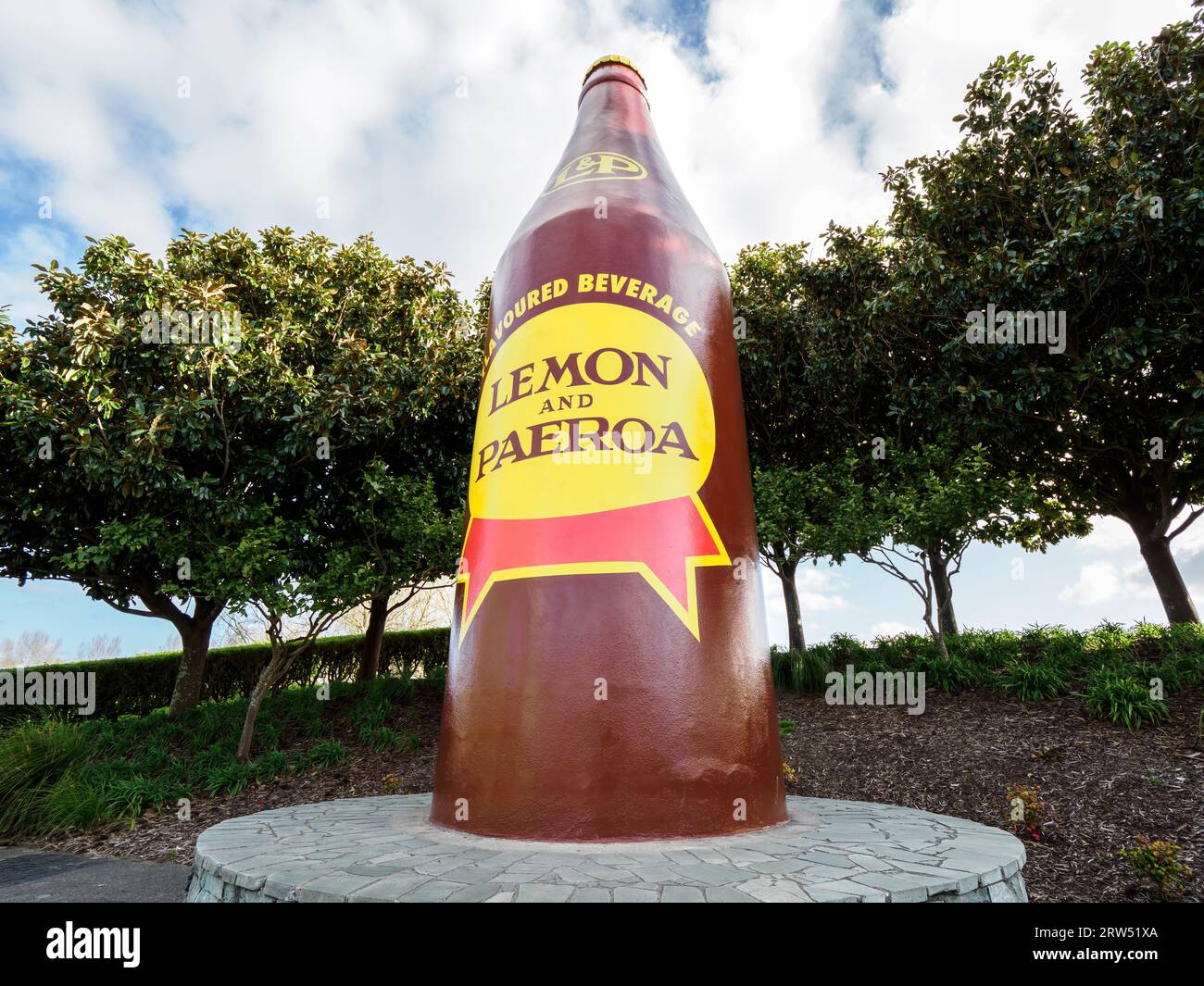 Bouteille géante citron et Paeroa, boisson préférée en Nouvelle-Zélande. Paeroa, Nouvelle-Zélande - 17 septembre 2023 Banque D'Images