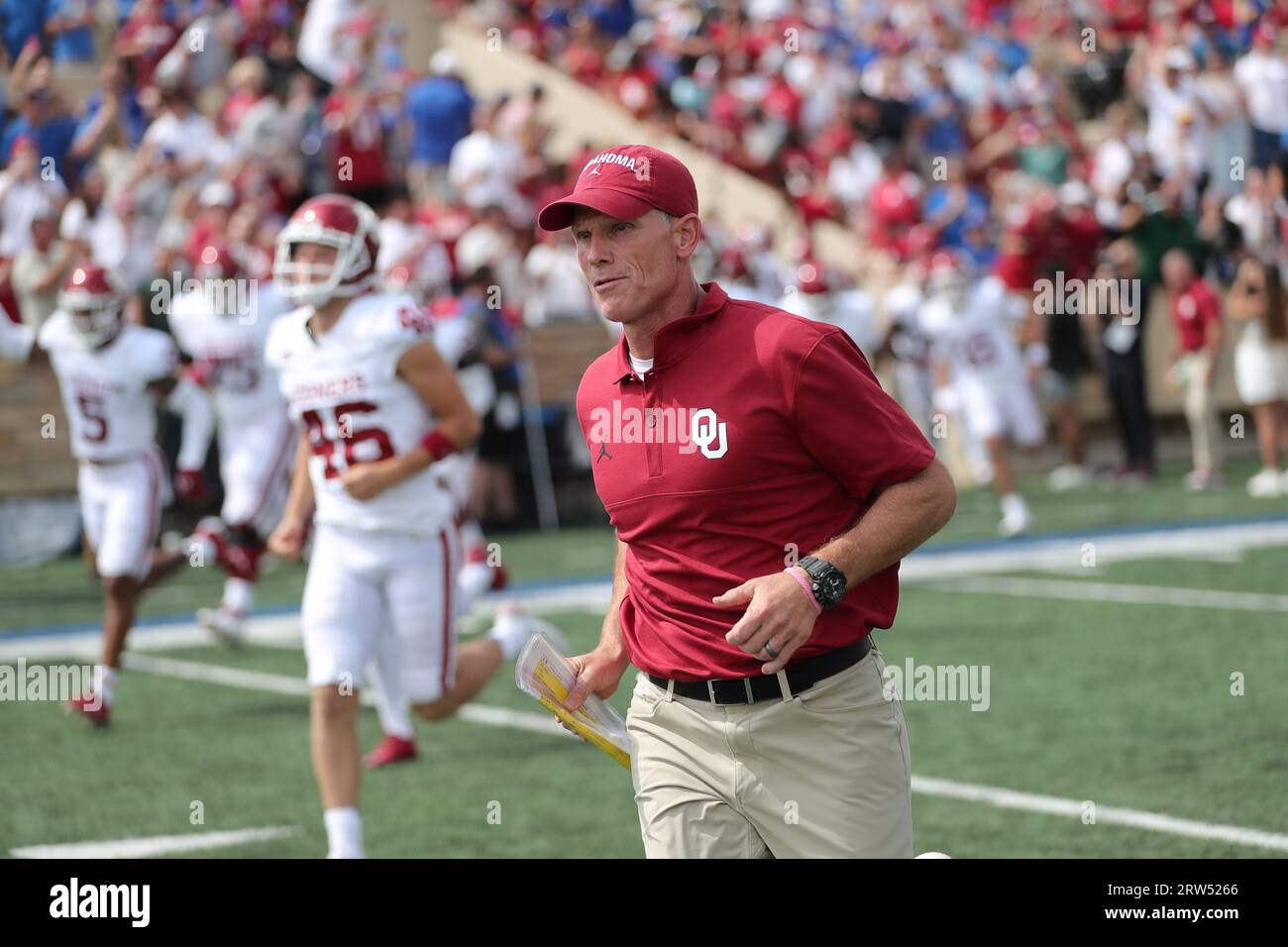 16 septembre 2023 : l'entraîneur-chef des Sooners de l'Oklahoma, Brent Venables, court sur le terrain avant le début du match de football de la NCAA entre les Sooners de l'Oklahoma et les Golden Hurricane de Tulsa au stade H.A. Chapman de Tulsa, Oklahoma. Ron Lane/CSM Banque D'Images