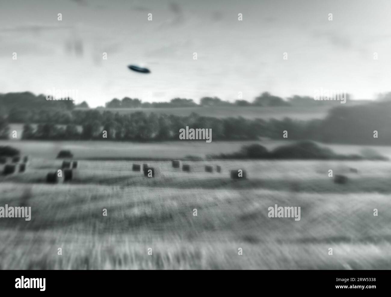 Extraterrestre, vaisseau spatial et OVNI à la ferme, la nature ou le ciel avec événement de fantaisie ou de science-fiction dans la campagne, le champ ou le paysage. Terre, extraterrestres et Banque D'Images