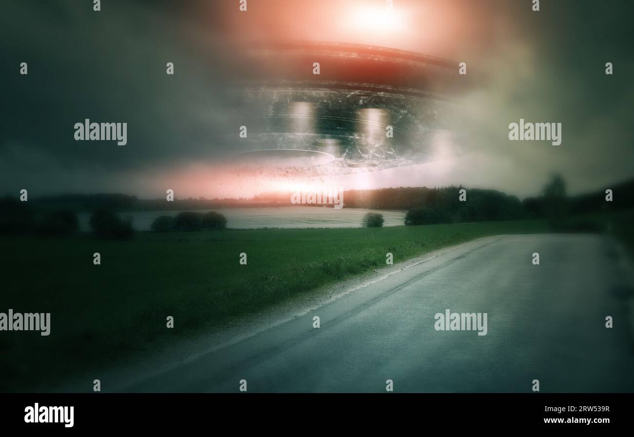 OVNI, vaisseau spatial et campagne avec extraterrestre dans le ciel pour événement de fantaisie ou de science-fiction dans la nature, le champ ou le paysage avec des nuages. Terre, extraterrestres et Banque D'Images