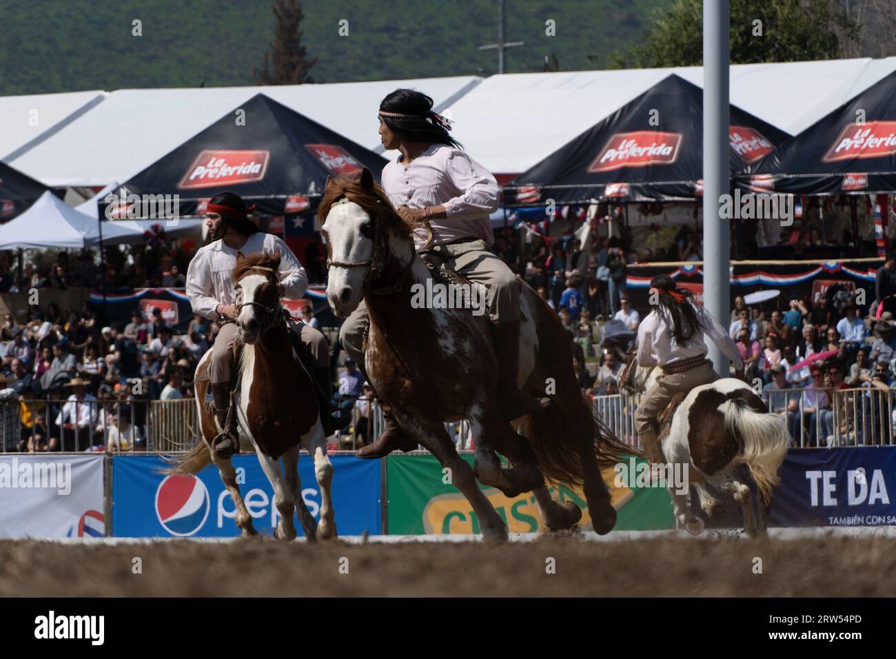 Santiago, Metropolitana, Chili. 16 septembre 2023. Des hommes imitant le peuple Mapuche se produisent lors des célébrations de la fête de l'indépendance à Santiago, au Chili. (Image de crédit : © Matias Basualdo/ZUMA Press Wire) USAGE ÉDITORIAL SEULEMENT! Non destiné à UN USAGE commercial ! Banque D'Images