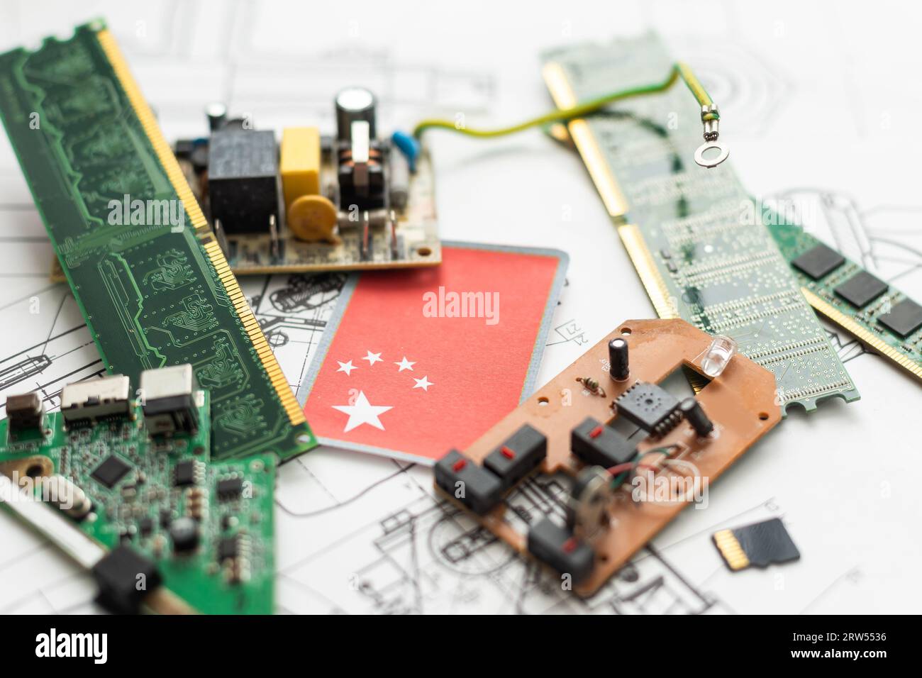 Composants électroniques sur un schéma historique. Banque D'Images