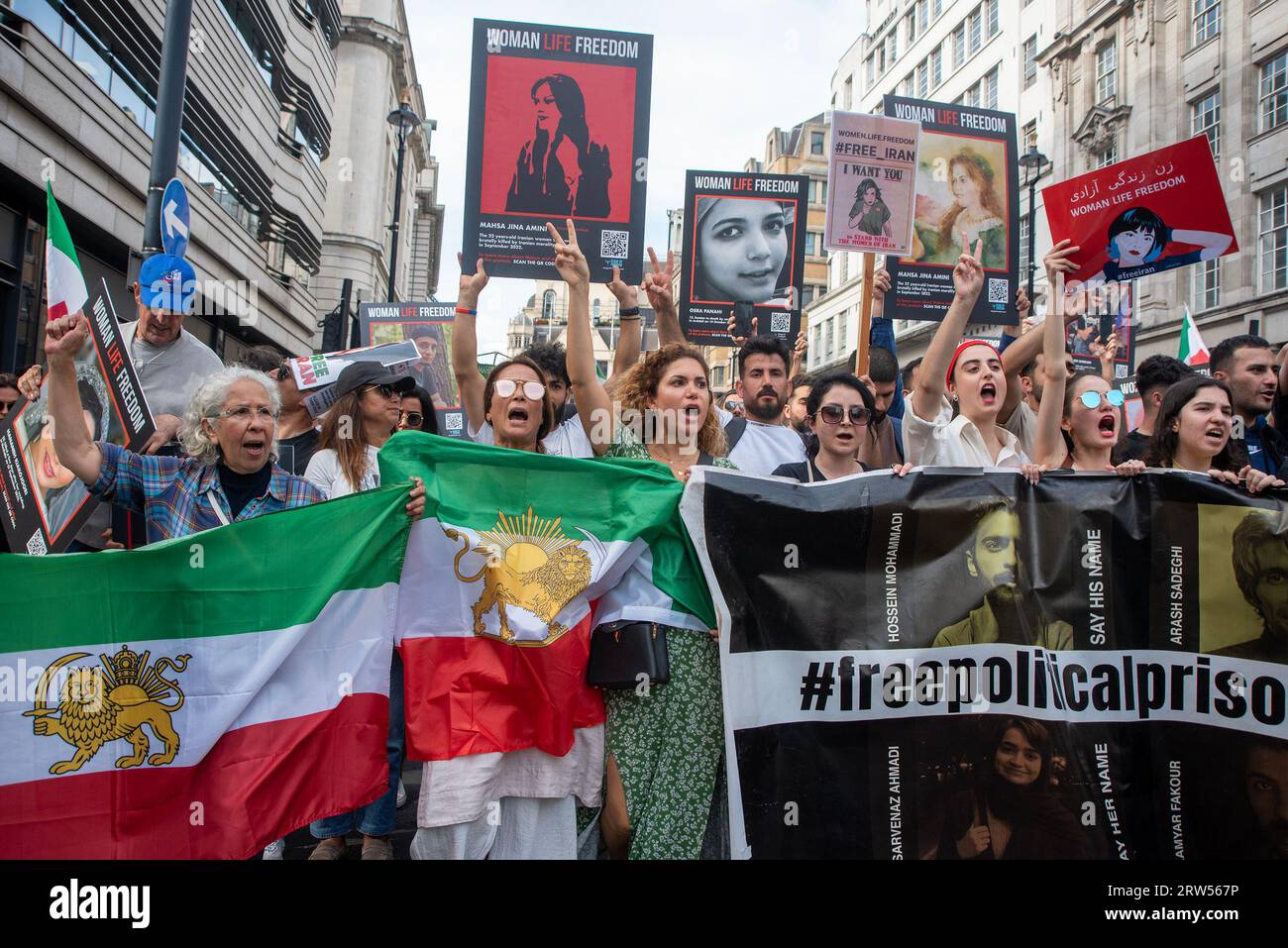 Londres, Royaume-Uni. 16 septembre 2023. Les manifestants chantent des slogans alors qu'ils participent à la manifestation. Des manifestants iraniens se sont rassemblés devant l'ambassade d'Iran à Londres à l'occasion du premier anniversaire de la mort de Mahsa Amini. Elle est décédée à l'hôpital il y a un an à Téhéran, en Iran, dans des circonstances suspectes, après sa garde à vue. Crédit : SOPA Images Limited/Alamy Live News Banque D'Images