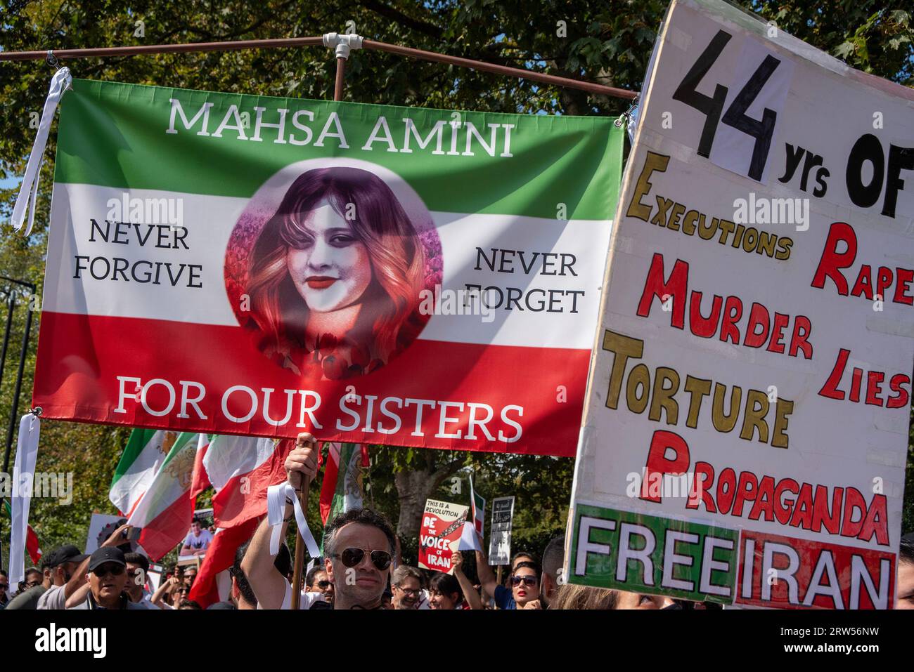 Londres, Royaume-Uni. 16 septembre 2023. Des manifestants prennent part à la manifestation. Des manifestants iraniens se sont rassemblés devant l'ambassade d'Iran à Londres à l'occasion du premier anniversaire de la mort de Mahsa Amini. Elle est décédée à l'hôpital il y a un an à Téhéran, en Iran, dans des circonstances suspectes, après sa garde à vue. (Photo Krisztian Elek/SOPA Images/Sipa USA) crédit : SIPA USA/Alamy Live News Banque D'Images