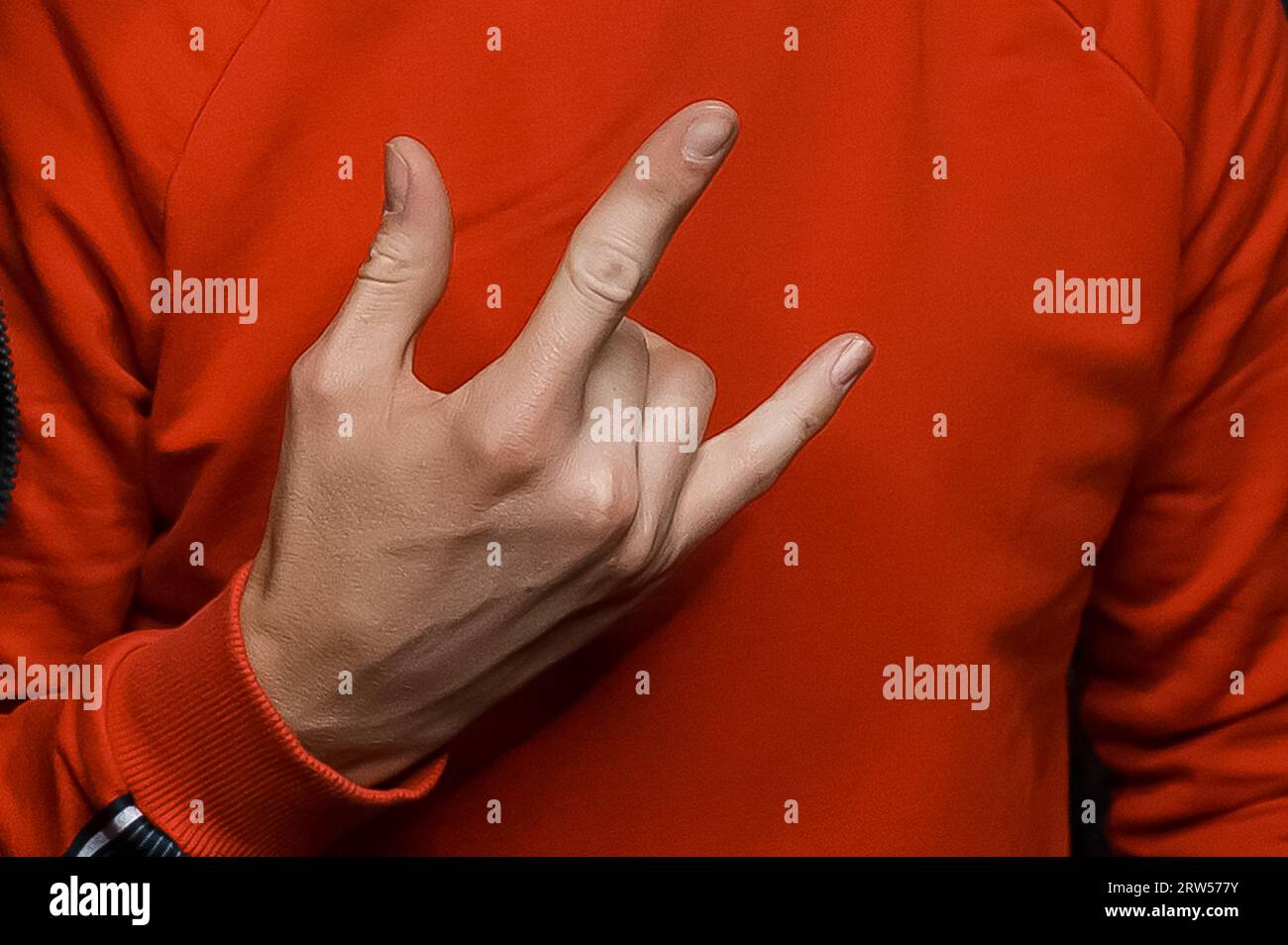 Geste de la main d'un homme, gros plan, signe et symbole du mouvement du rocker, gros plan. Banque D'Images