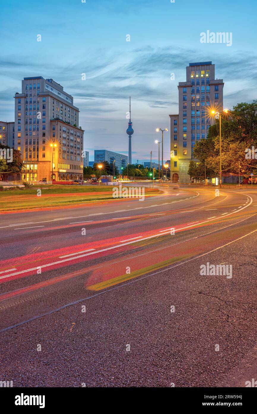 La Strausberger Platz à Berlin avec la tour de télévision au crépuscule Banque D'Images