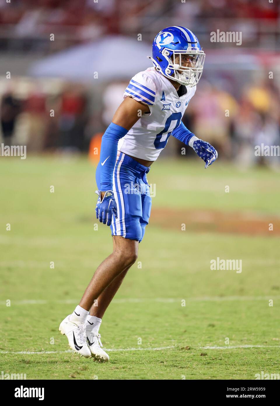 16 septembre 2023 : Jakob Robinson #0 BYU Defensive back remue ses pieds alors que le ballon est mis en jeu. BYU bat l'Arkansas 38-31 à Fayetteville, AR. Richey Miller/CSM Banque D'Images
