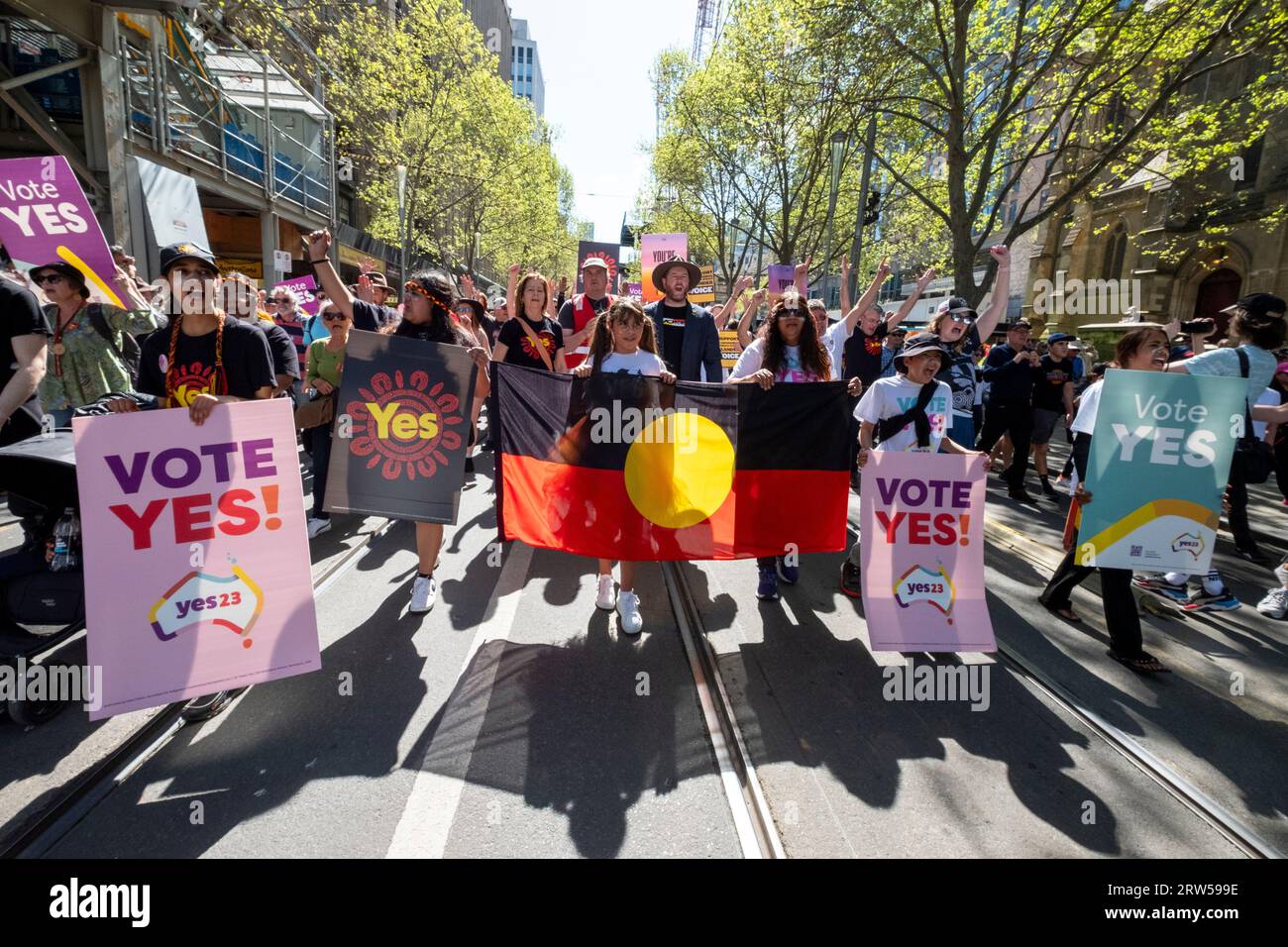 Les manifestants marchent pour soutenir la campagne du Oui lors du référendum australien reconnaissant les Australiens indigènes dans la constitution. Melbourne, Victoria, Australie Banque D'Images