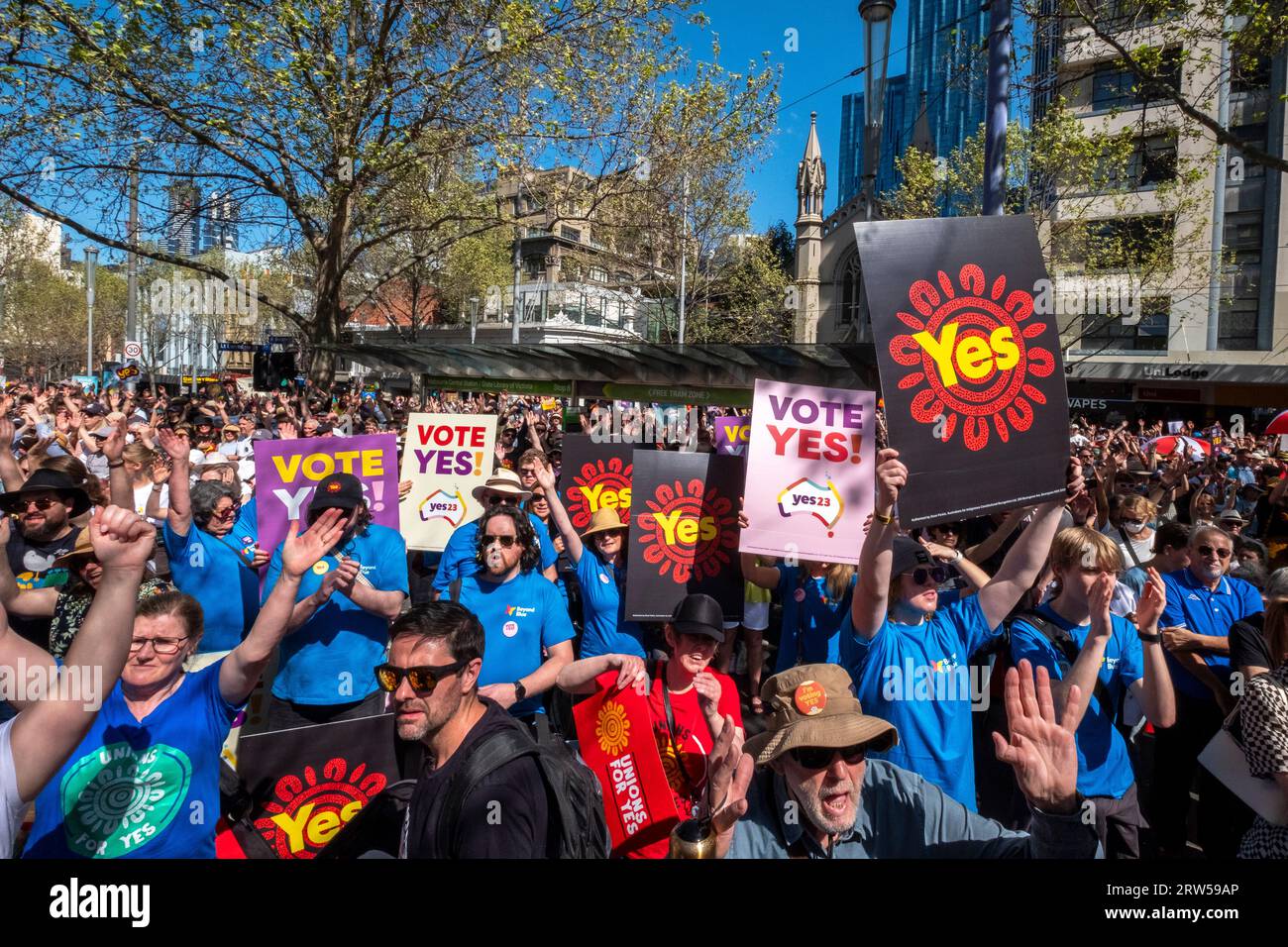 Les manifestants soutiennent la campagne du Oui lors du référendum australien reconnaissant les Australiens indigènes dans la constitution. Melbourne, Victoria, Australie Banque D'Images