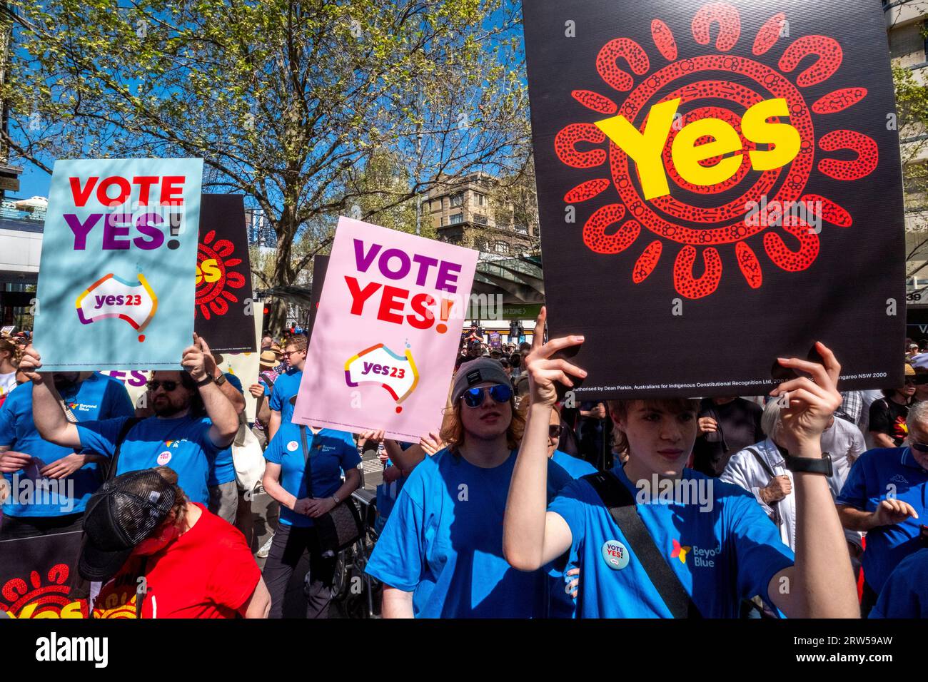 Les manifestants soutiennent la campagne du Oui lors du référendum australien reconnaissant les Australiens indigènes dans la constitution. Melbourne, Victoria, Australie Banque D'Images