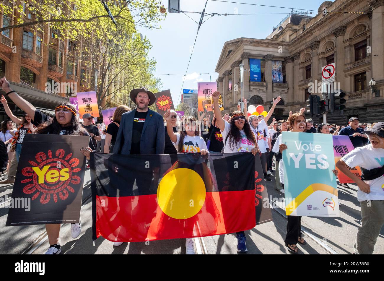 Les manifestants marchent pour soutenir la campagne du Oui lors du référendum australien reconnaissant les Australiens indigènes dans la constitution. Melbourne, Victoria, Australie Banque D'Images