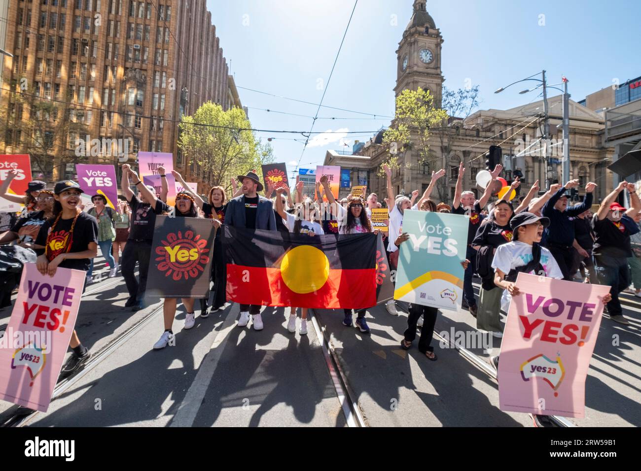 Les manifestants marchent pour soutenir la campagne du Oui lors du référendum australien reconnaissant les Australiens indigènes dans la constitution. Melbourne, Victoria, Australie Banque D'Images