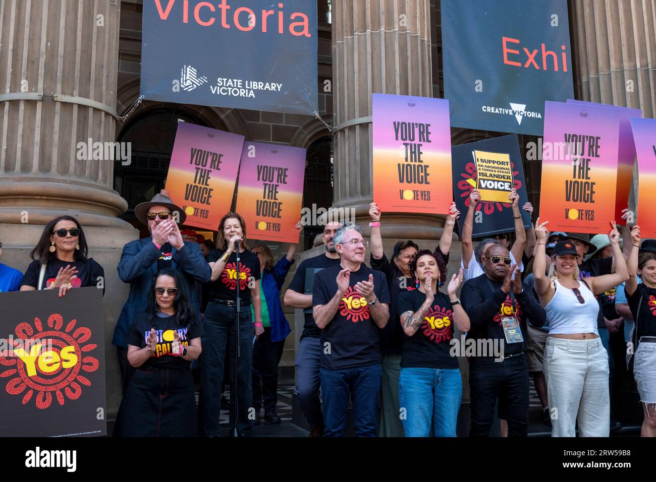 Michele O'Neil, président du Conseil australien des syndicats, s'adresse aux politiciens, aux dirigeants autochtones et aux foules lors de la campagne Walk for Yes en faveur du référendum australien reconnaissant les peuples autochtones. Melbourne, Victoria, Australie Banque D'Images