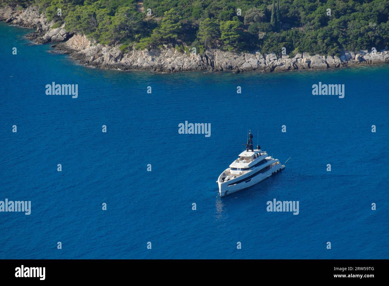 Aperçu super yacht de luxe ancré dans la mer Adriatique, Dubrovnik, Croatie Banque D'Images