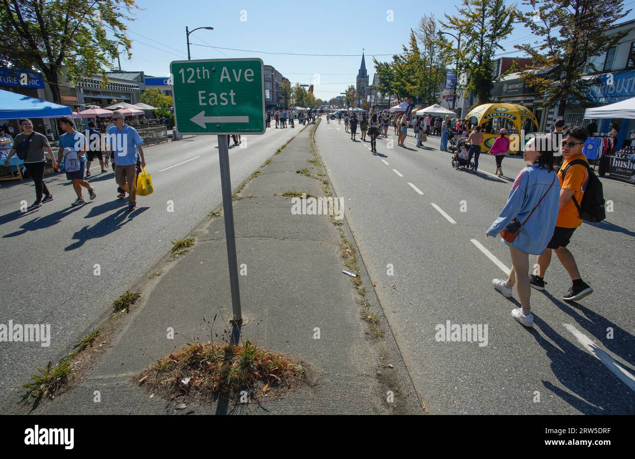 Vancouver, Canada. 16 septembre 2023. Les gens marchent sur une route lors de la Journée sans voiture à Vancouver, Colombie-Britannique, Canada, 16 septembre 2023. La Journée sans voiture, un événement annuel faisant la promotion d'un mode de vie sobre en carbone et de l'engagement communautaire, a mis en vedette la fermeture de 20 pâtés de maisons de la ville à la circulation des véhicules ici. Crédit : Liang Sen/Xinhua/Alamy Live News Banque D'Images