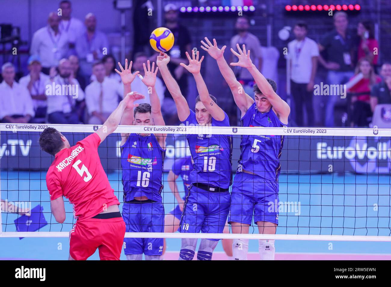 Rome, Italie. 16 septembre 2023. Yuri Romano (Italie) Roberto Russo (Italie) Alessandro Michieletto (Italie) lors de la finale de la médaille d'or - Italie vs Pologne, CEV Eurovolley Men Match à Rome, Italie, septembre 16 2023 Credit : Independent photo Agency/Alamy Live News Banque D'Images