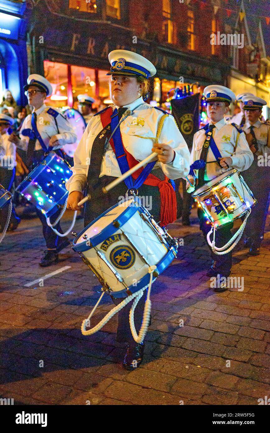 Ringwood, Hampshire, Royaume-Uni, 16 septembre 2023 : tambours dans le Dolphin Youth Marching Band marchant dans la procession du carnaval le long de la rue principale. Paul Biggins/Alamy Live News Banque D'Images