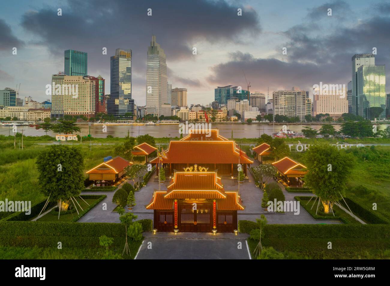 12 août 2023 : coucher de soleil dans le District 1, Ho Chi Minh ville, Vietnam Banque D'Images
