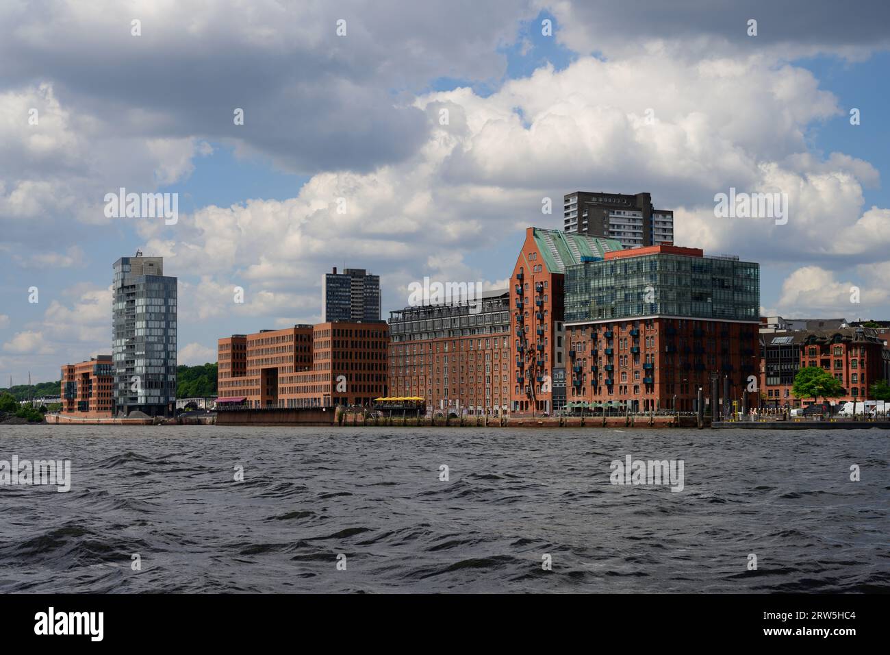Hambourg, Allemagne - juin 14 2023 : entrepôt Elbspeicher et architecture moderne sur la rive de l'Elbe. Banque D'Images