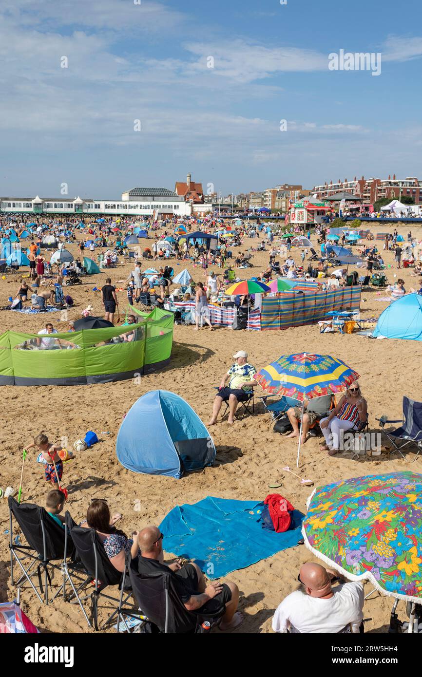 Lytham St annes Lancashire uk 9 septembre 2023 Plage bondée sur le front de mer de lytham St annes Banque D'Images