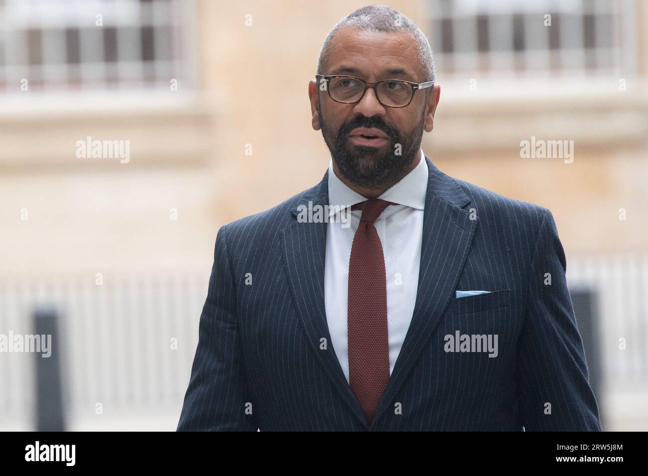 Londres, Royaume-Uni. 17 septembre 2023. James Cleverly - Secrétaire d'État aux Affaires étrangères et du Commonwealth, Premier Secrétaire d'État arrive à BBC Broadcasting House où il est invité le dimanche avec Laura Kuenssberg. Crédit : Justin ng/Alamy Live News Banque D'Images